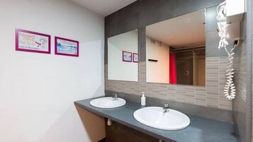 Chuveiro, secador de cabelo (mediante solicitação), toalhas de banho