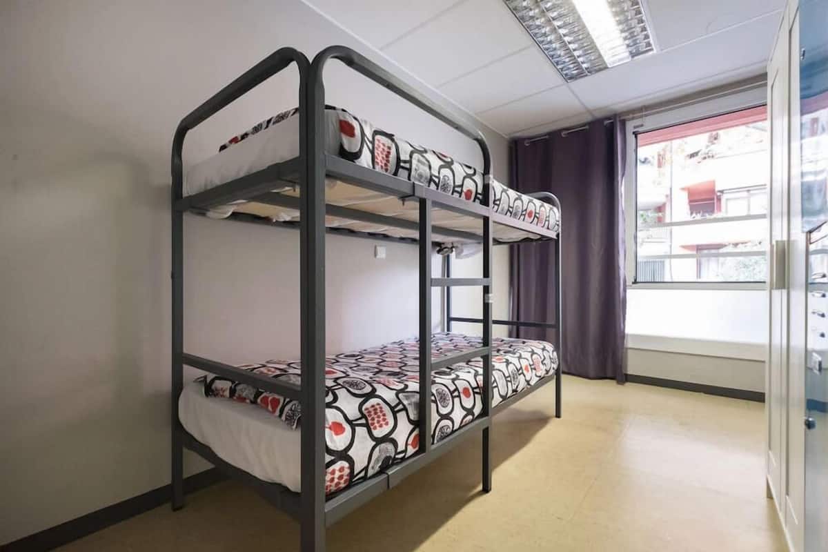 Tabla de planchar con plancha, wifi gratis y ropa de cama