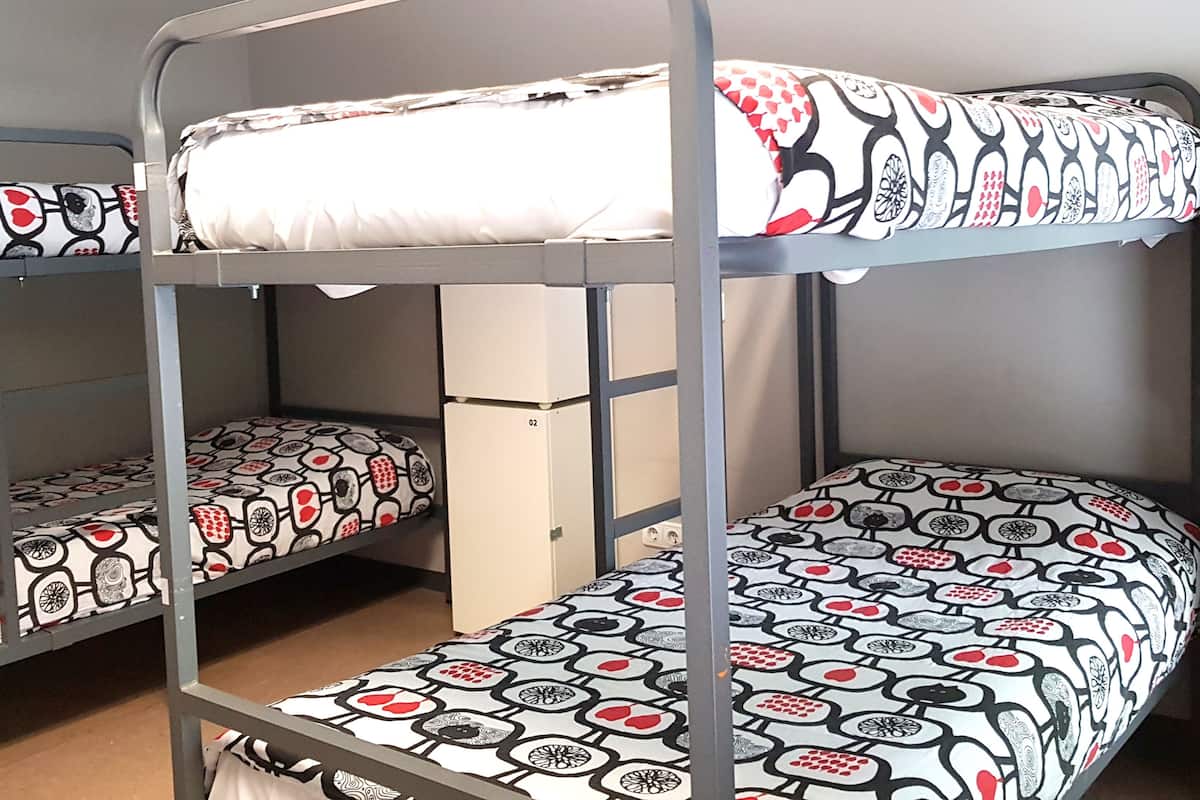 Tabla de planchar con plancha, wifi gratis y ropa de cama