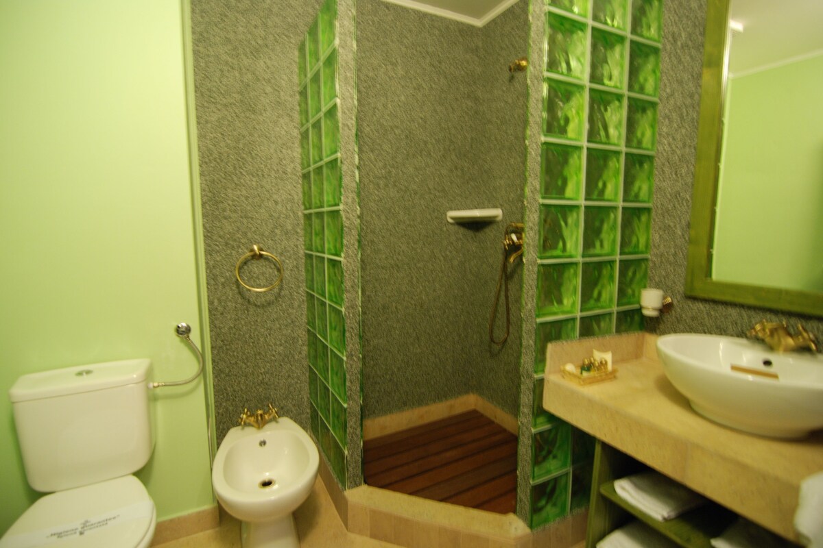 Baño | Ducha y artículos de higiene personal gratuitos