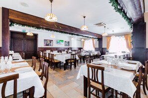 Breakfast, lunch and dinner served - Ezio Brasov (Sacele)