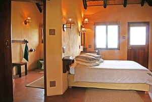 Escritorio, ropa de cama y acceso para silla de ruedas