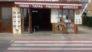 Un restaurant appelé « El Manico Gema » affiche une enseigne indiquant : « VINS – TAPAS – PINCHOS – RIZ ».