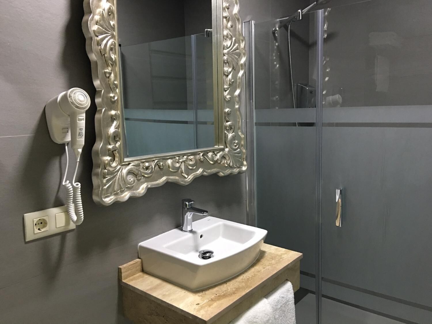 shower, free toiletries, hair dryer, towels