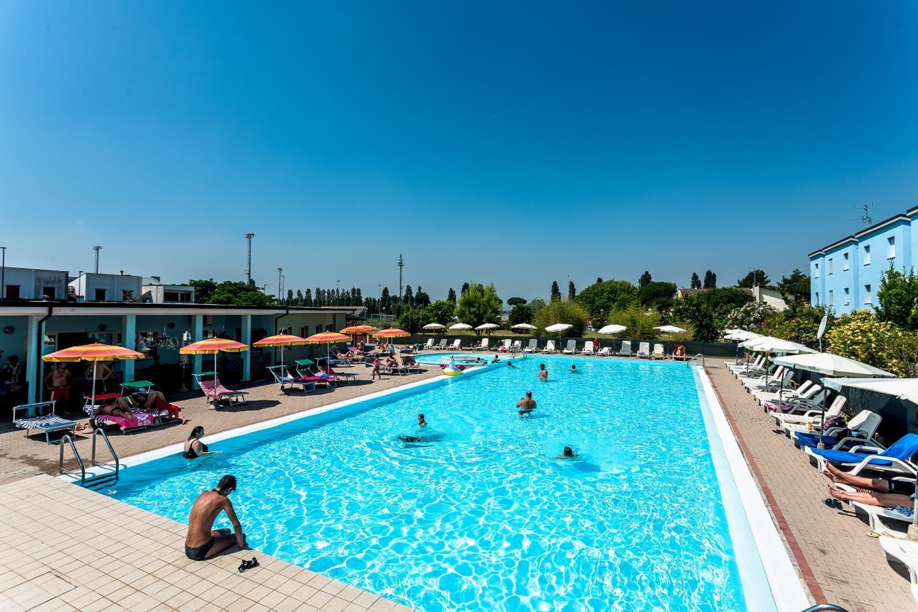 حمّام سباحة خارجي، مقاعد للتشمس