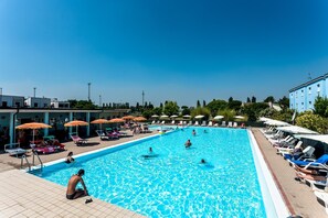 室外游泳池，日光浴躺椅