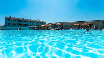 Außenpool, Liegestühle