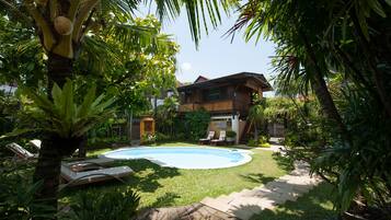 Piscina all'aperto, ombrelloni da piscina, lettini