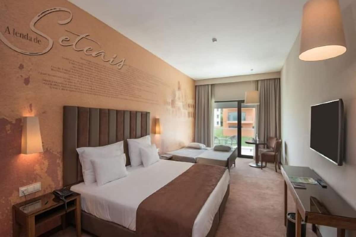 Minibar, in-room safe, blackout drapes, free WiFi