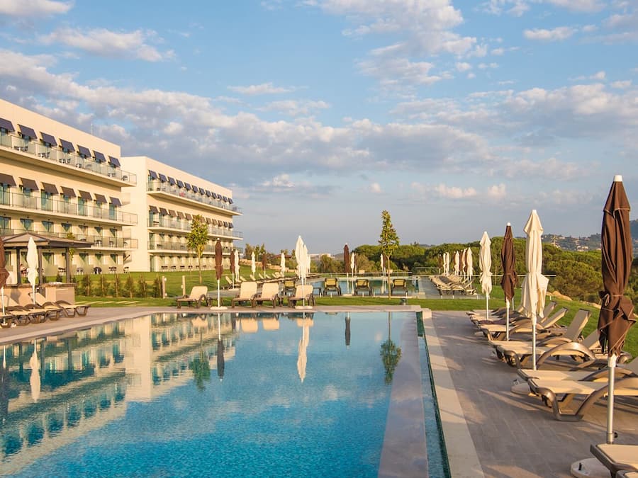 Una piscina techada, una piscina al aire libre