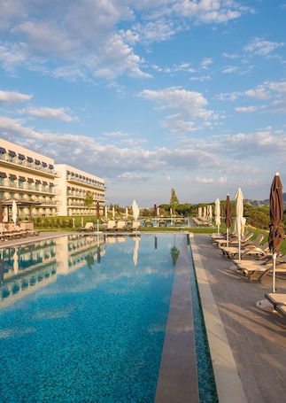 Una piscina techada, una piscina al aire libre. Vila Gale Collection Sintra Hotel