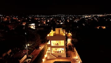 Fassade der Unterkunft – Abend/Nacht
