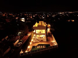 Fachada de la propiedad por la tarde o noche