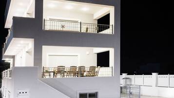 Fachada de la propiedad por la tarde o noche