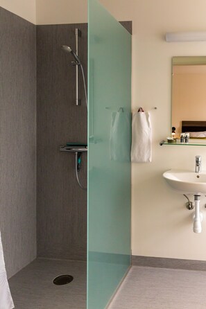 Design Double Room, 1 Double Bed | Bathroom | Shower, towels