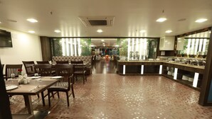 En restaurant med et langt spiseområde, en bar og en buffet.