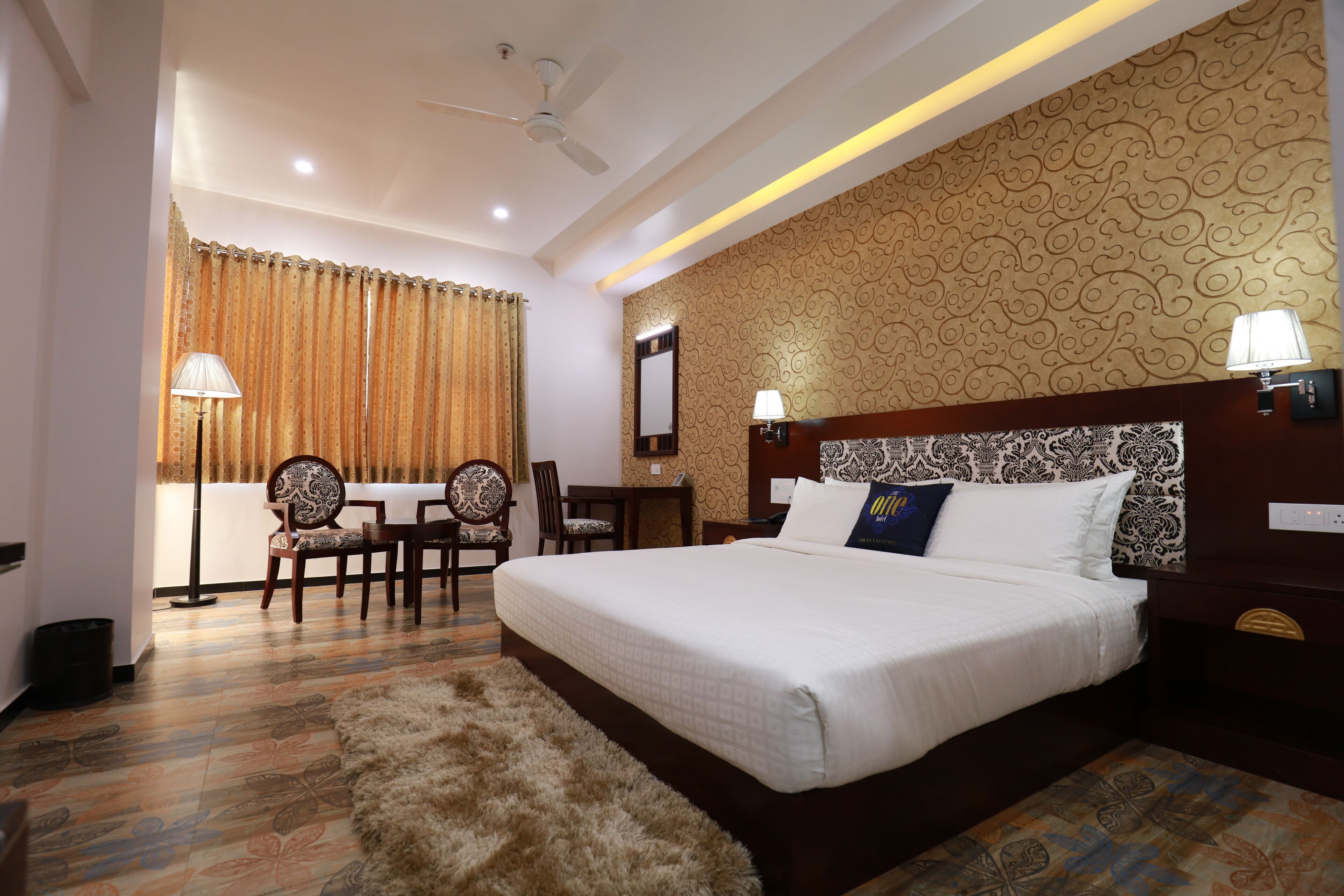 เครื่องนอนระดับพรีเมียม, มินิบาร์, ตู้นิรภัยในห้องพัก, โต๊ะทำงาน