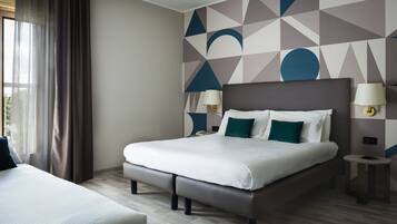 Tripla Superior | 1 camera, una scrivania, tende oscuranti, ferro/asse da stiro