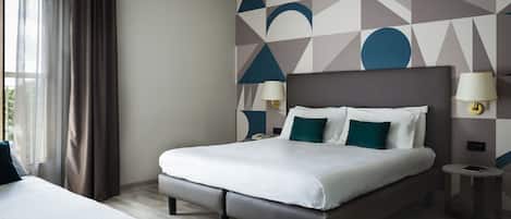 Superior driepersoonskamer | 1 slaapkamer, een bureau, verduisterende gordijnen