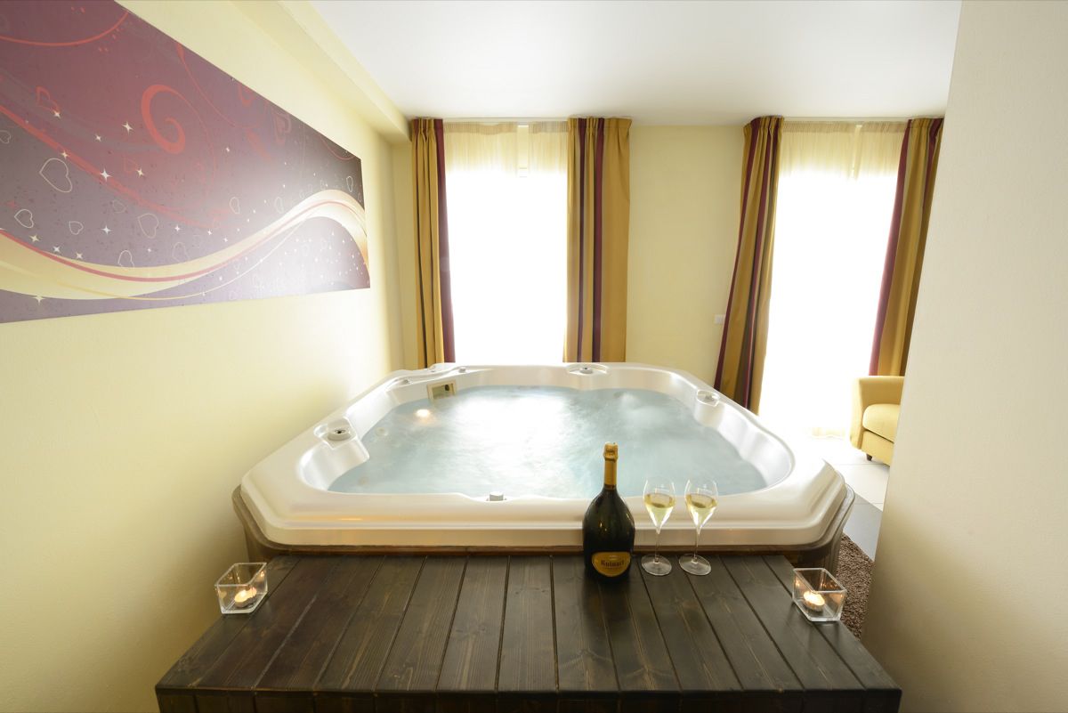 Suite - 1 queensize-seng - boblebad | Værelsesfacilitet