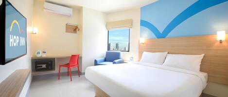 Deluxe kamer | Donzen dekbedden, een kluis op de kamer, een bureau, een laptopwerkplek