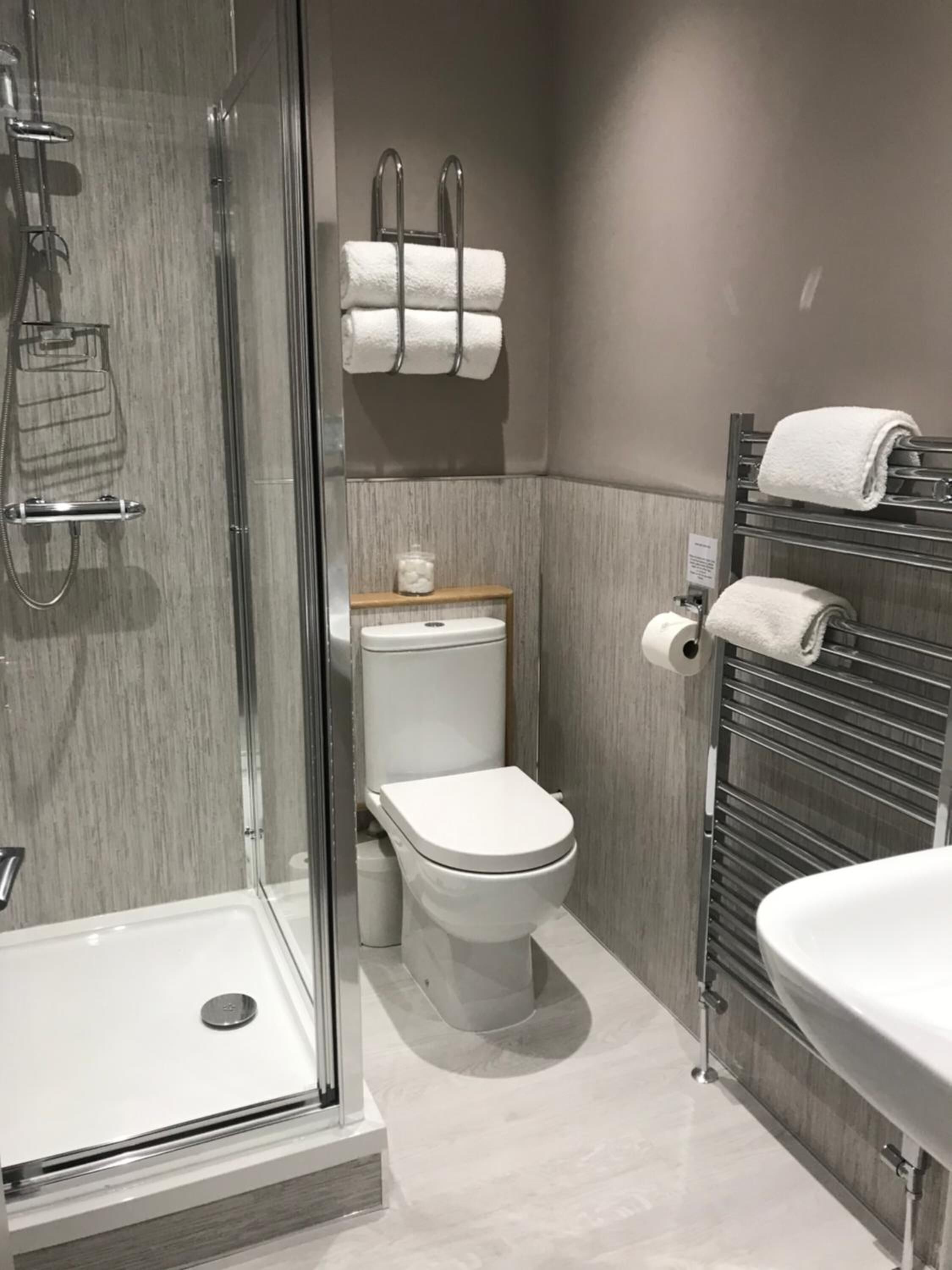 Kostenlose Toilettenartikel, Haartrockner, Bademäntel, Handtücher