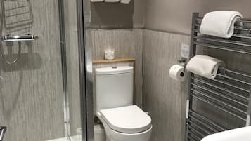 Kostenlose Toilettenartikel, Haartrockner, BademĂ€ntel, HandtĂŒcher