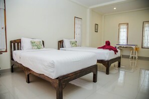 Twin Room | Minibar, rollaway beds, free WiFi