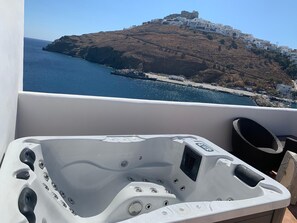 Shower, free toiletries, hair dryer, slippers - Caldera Studios (Astypalaia)