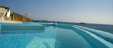 Piscine extérieure, parasols de plage, chaises longues