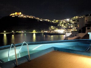 Outdoor pool, pool umbrellas, pool loungers - Caldera Studios (Astypalaia)