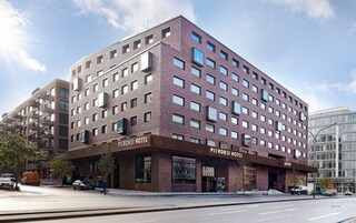 Ein mehrstöckiges Hotel mit Ziegel Fassade, mehreren Balkonen und einem deutlichen Schild mit der Aufschrift "Pierce Hotel".