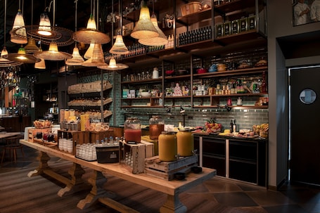 每日供应自助式早餐(每人 EUR 25.00)