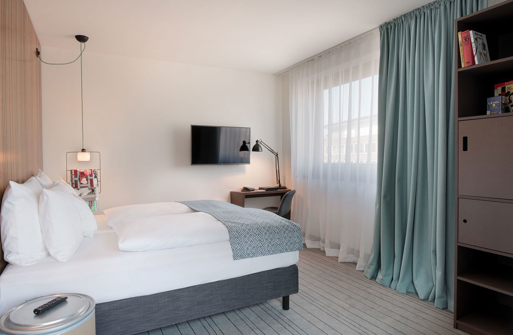 Ropa de cama de alta calidad, cubrecamas y minibar 
