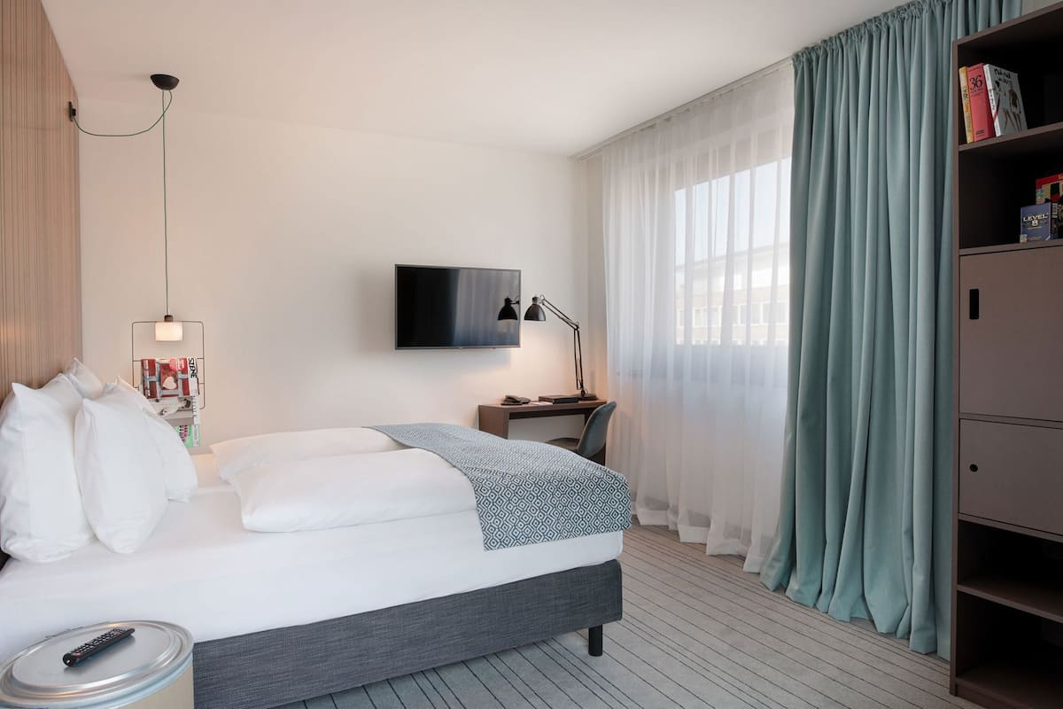 Ropa de cama de alta calidad, cubrecamas y minibar