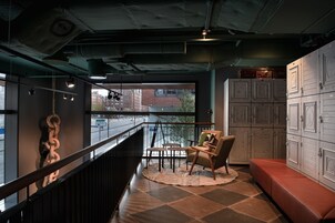 Ein modernes Interieur mit Balkon, Sitzecke und Schließfächern.