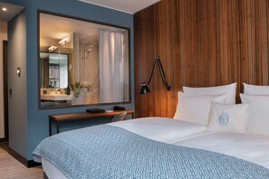 Driepersoonskamer | Luxe beddengoed, donzen dekbedden, een minibar, een kluis op de kamer