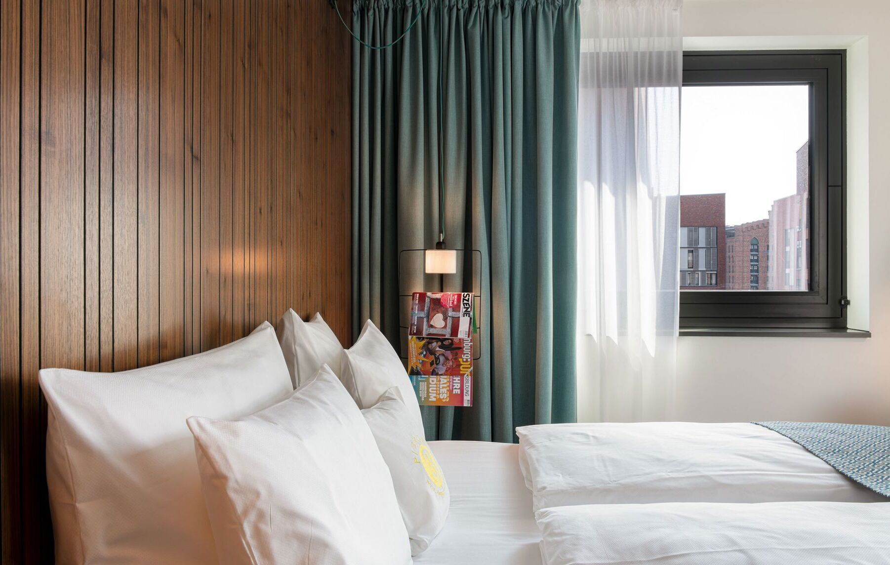 Ropa de cama de alta calidad, cubrecamas y minibar 