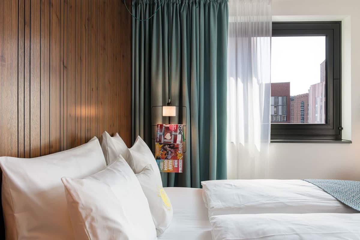 Ropa de cama de alta calidad, cubrecamas y minibar