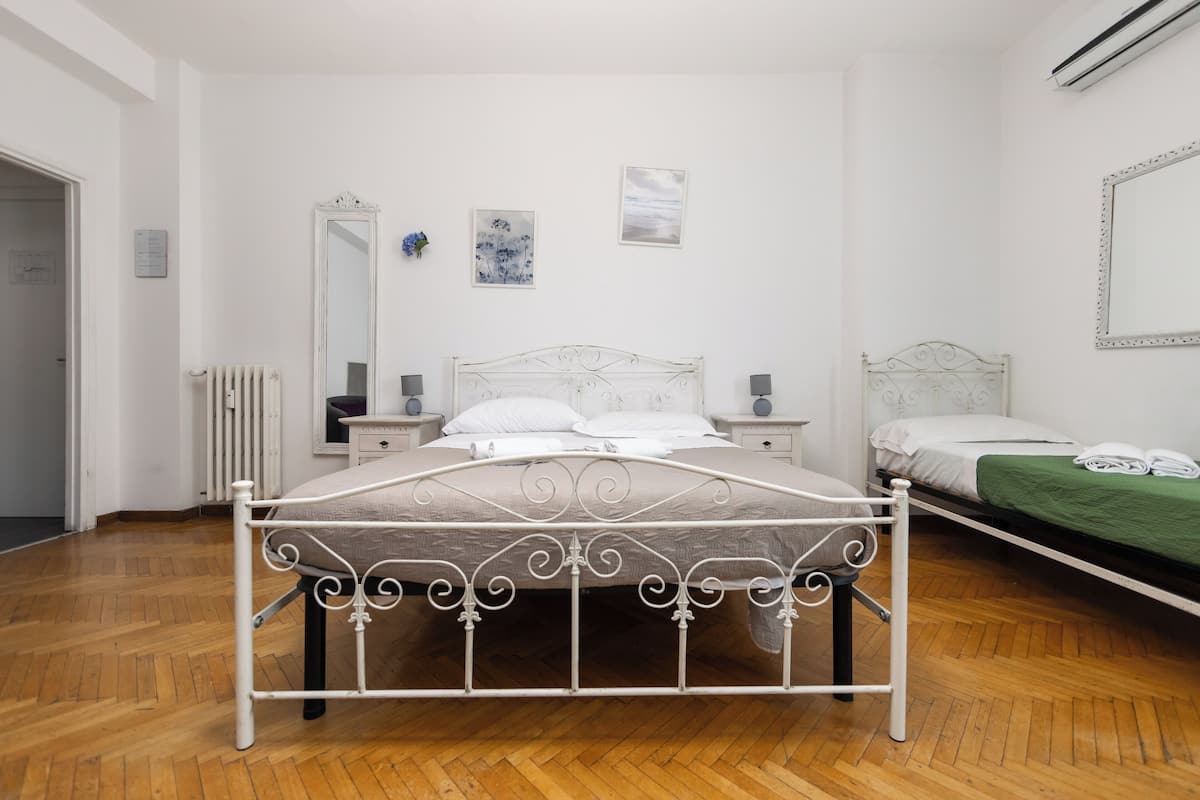 Chambre Triple Deluxe | 1 chambre, bureau, fer et planche à repasser, Wi-Fi gratuit