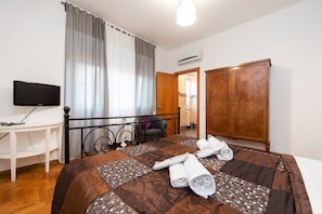 1 bedroom, down duvets, desk, iron/ironing board - Imperiale Roma Trastevere (Rome)