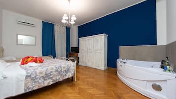 Deluxe-Dreibettzimmer | 1 Schlafzimmer, Schreibtisch, Bügeleisen/Bügelbrett, kostenloses WLAN