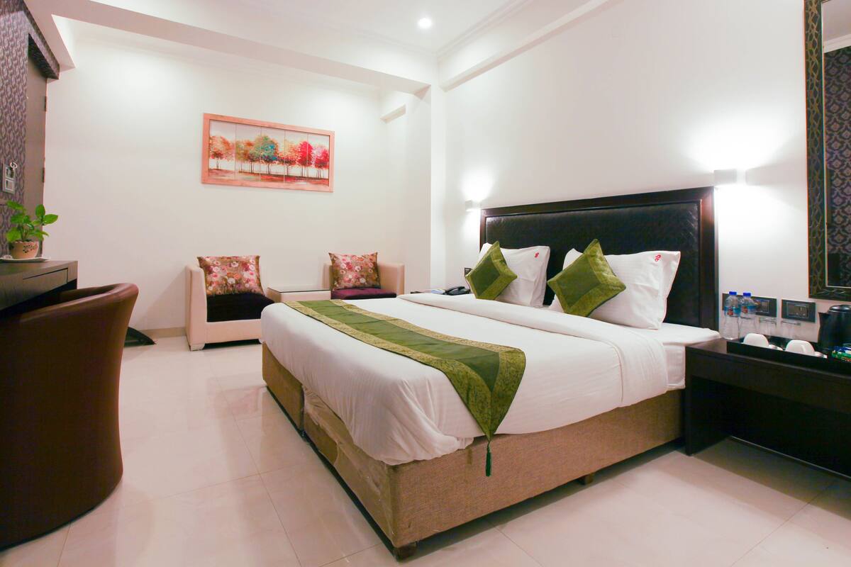 Deluxe Room | Desk, iron/ironing board, rollaway beds, free WiFi