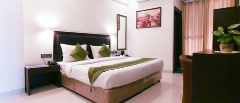 Escritorio, tabla de planchar con plancha y camas plegables/adicionales