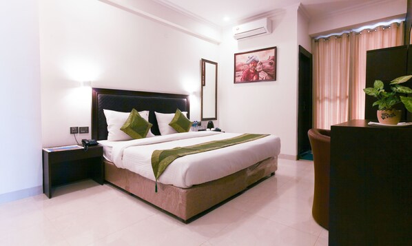 Deluxe Room | Desk, iron/ironing board, rollaway beds, free WiFi