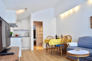 Deluxe Apartment, Terrace and Balcony | Living room | Flat-screen TV - Gästehaus Am Buchenbichl (Schoenau am Koenigssee)