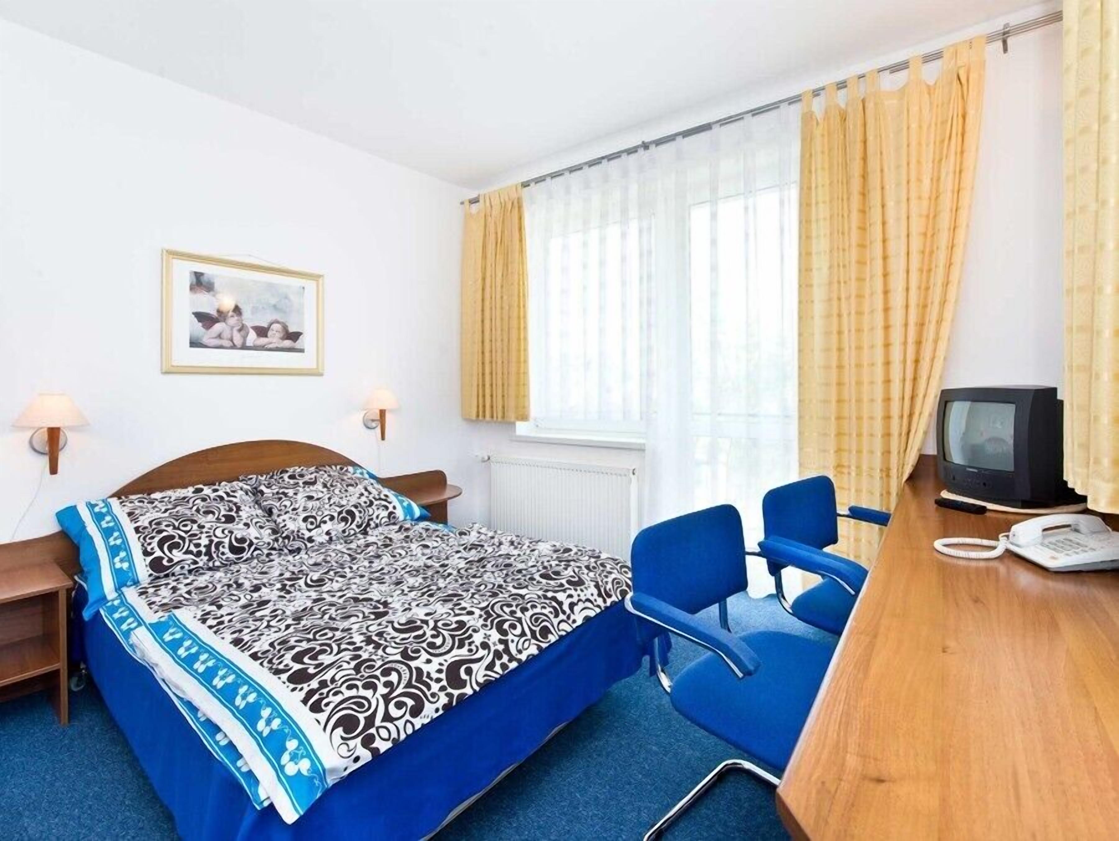 Double Room | Premium bedding, desk, iron/ironing board, cribs/infant beds
