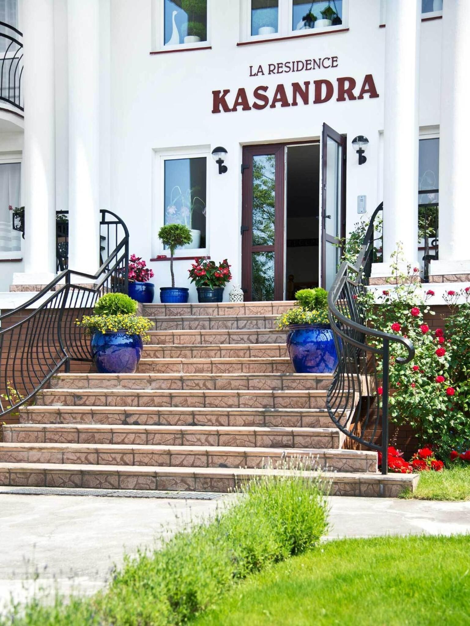 A building with a sign reading "LA RESIDENCE KASANDA" at the entrance.