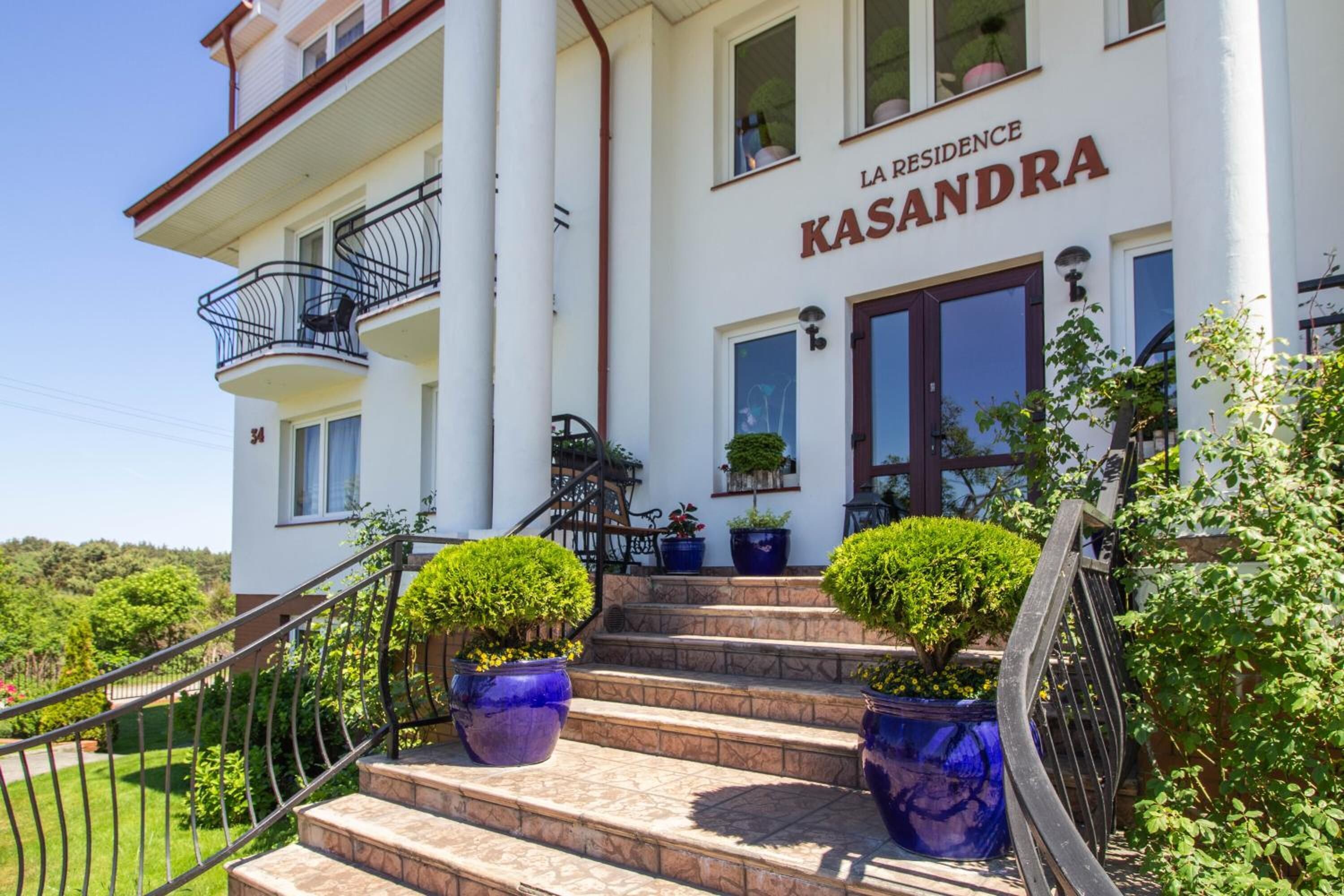 Un edificio con un cartello che riporta “LA RESIDENCE KASANDRA” e una scala che conduce all'ingresso.