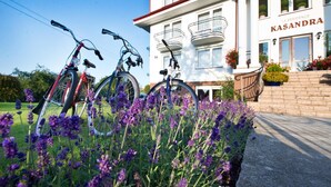 Un immeuble avec une enseigne indiquant « LA RÉSIDENCE KASANDRA » et deux vélos garés devant.